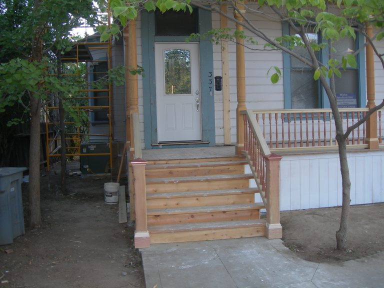 A tree in front of the house.